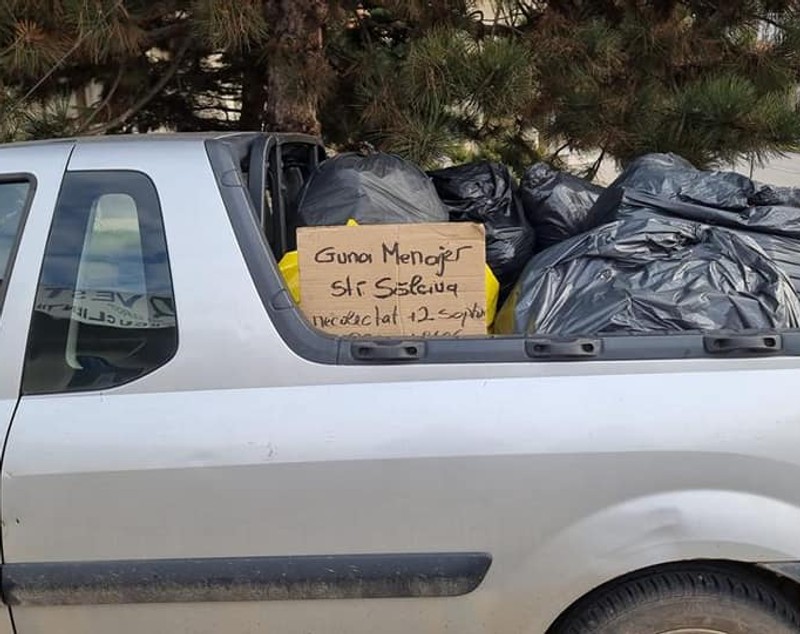Locuitorii unei străzi din Alba Iulia și-au dus gunoiul la sediul firmei de salubritate. Societatea nu a mai ridicat gunoiul de două săptămâni