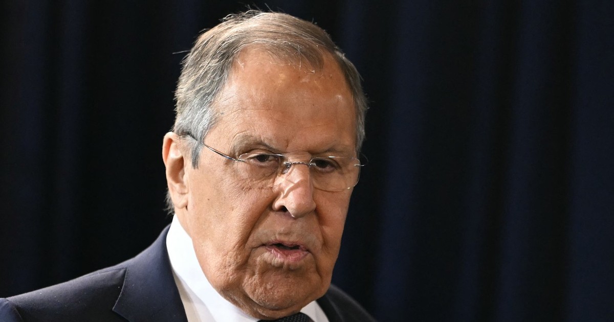 Ministrul rus de Externe Serghei Lavrov îmbrăcat în într-un costum negru cu o cravată albastră, privește direct la cameră