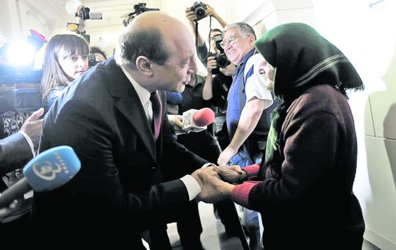 Traian Băsescu s-a întâlnit la judecătorie cu o admiratoare de 87 de ani