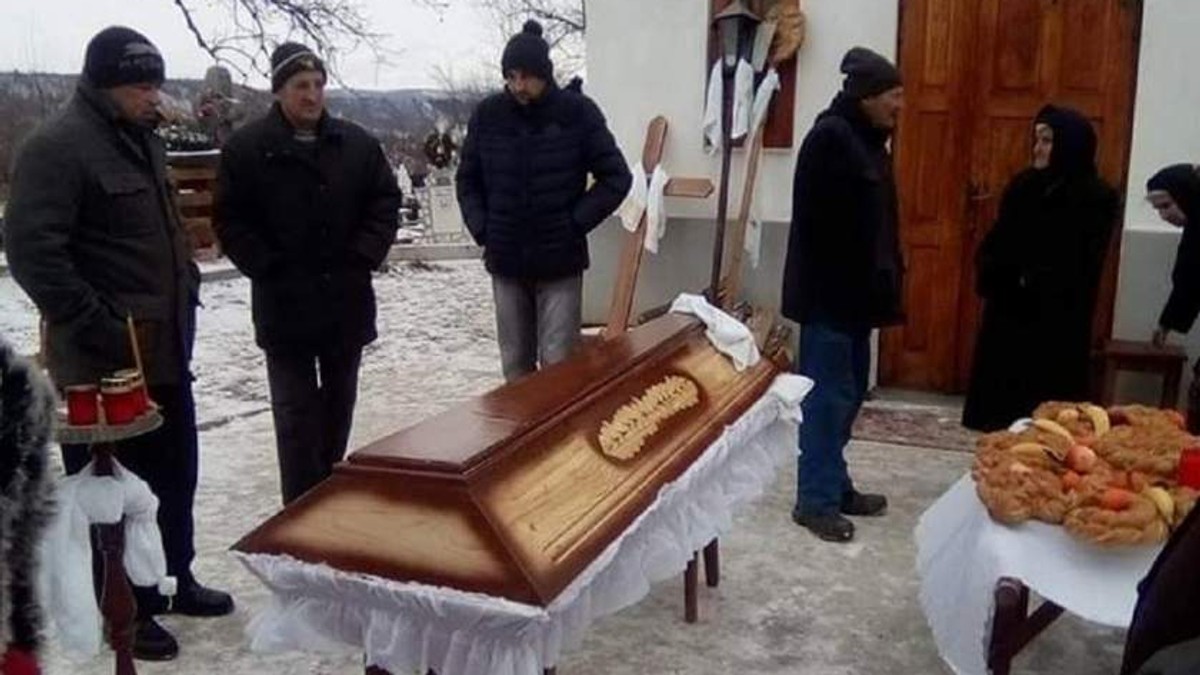 Bătrână moartă, în sicriu, ținută în afara bisericii. S-a întâmplat la Bacău. Sicriu ținut în afara bicericii