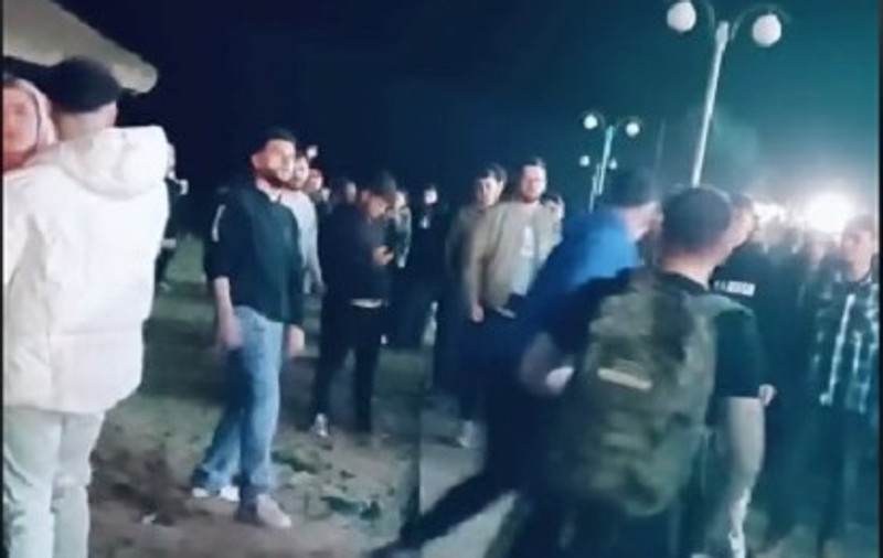 Bătaie în plină stradă între mai mulţi tineri în Vama Veche. Poliţia îi caută pe scandalagii VIDEO