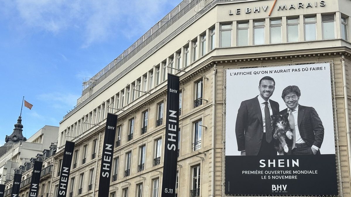 Sigla Shein și o reclamă promoțională de mari dimensiuni sunt la BHV Marais, înainte de deschiderea programată pe 5 noiembrie 2025, Paris, Franța