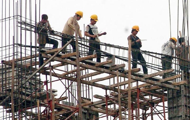 Vietnamezii "înhață" joburile refuzate de români. Bărbații merg pe șantier, femeile se fac bone