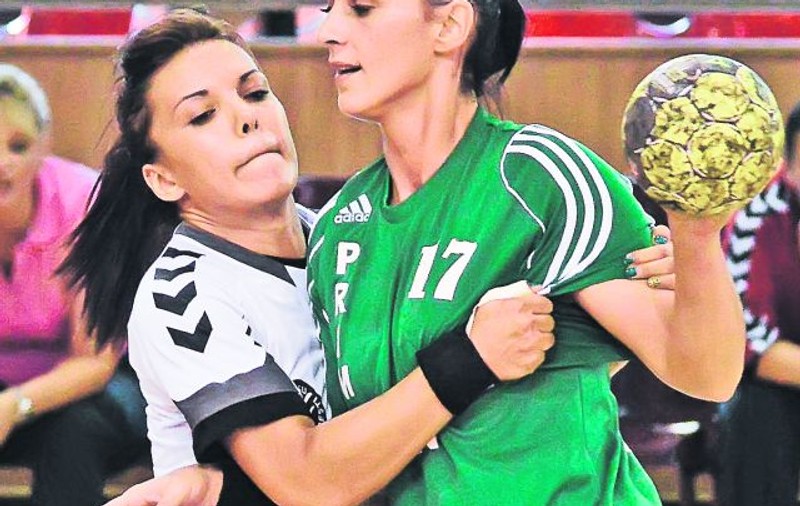 Adriana Popescu, care joacă rugby în 7 pentru România şi handbal la Ştiinţa Bucureşti, explică de ce practică două sporturi: «Îmi place contactul fizic!»