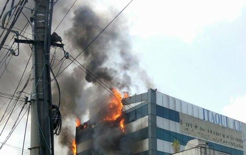 UPDATE / Incendiul din Piața Crângași a fost stins