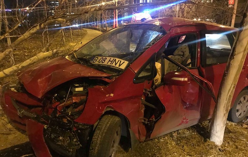 Accident teribil pe Calea Floreasca: a intrat cu viteză într-un copac și l-a rupt!