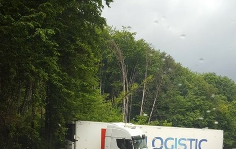 Doi copii au fost răniți într-un accident în Argeș. Mașina lor a intrat într-un TIR care derapase din cauza ploii