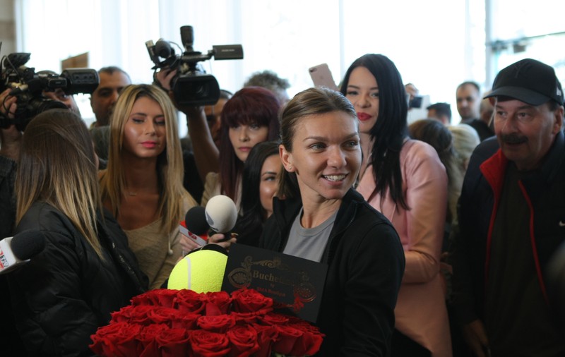 Simona Halep a revenit în România. ”După cum se vede, sunt emoționată”. Ce mesaj a bucurat-o în mod deosebit și cum o recompensează părinții / GALERIE FOTO și VIDEO