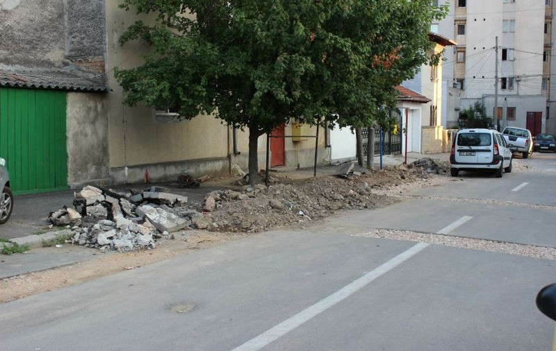 Am trăit s-o vedem și pe asta! O stradă plină de gropi are cont pe Facebook