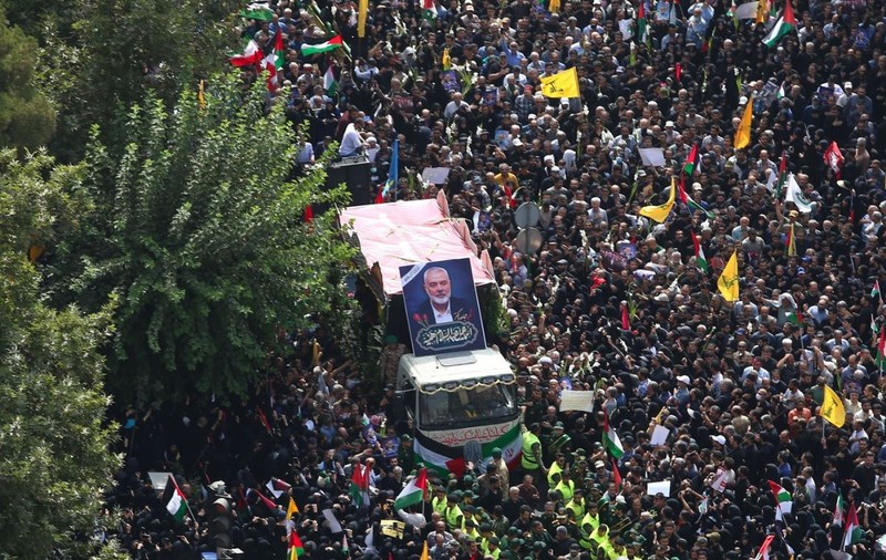 Funeralii cu mii de oameni pentru liderul politic al Hamas, Ismail Haniyeh. Participanții au scandat „moarte Israelului” şi „moarte Americii”
