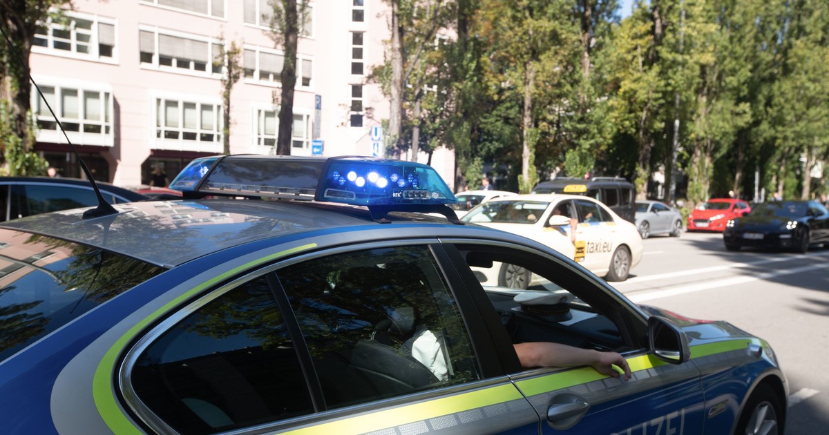 Mașină de poliție în funcțiune cu lumini albastre. Imagine cu caracter ilustrativ.