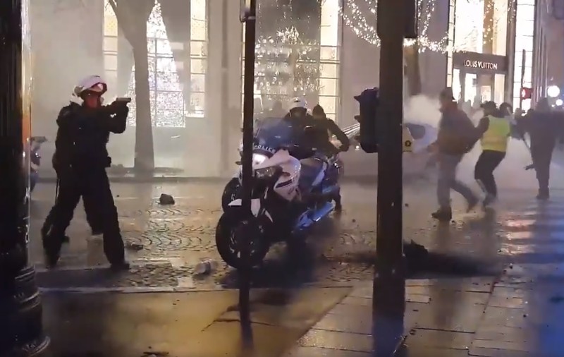 Momentul în care un polițist din Paris amenință cu pistolul manifestanții "Vestelor Galbene" / VIDEO