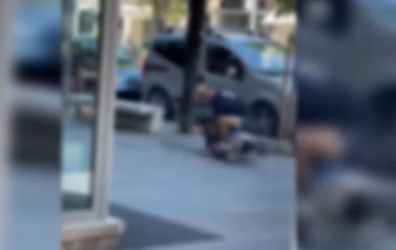 Cazul care a șocat Italia: un vânzător ambulant nigerian, omorât în bătaie în stradă. Martorii au filmat, „dar nimeni nu s-a mișcat să-i despartă”