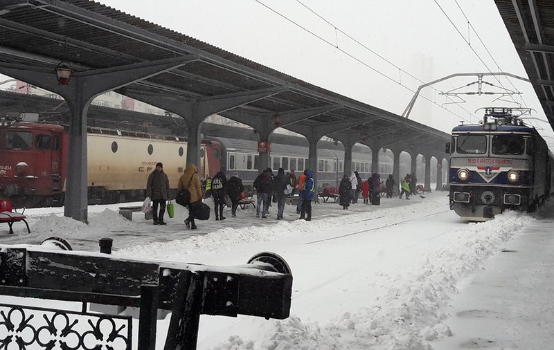 Trafic feroviar blocat între Brașov și Hărman. O mașină a deparat și a ajuns pe șine
