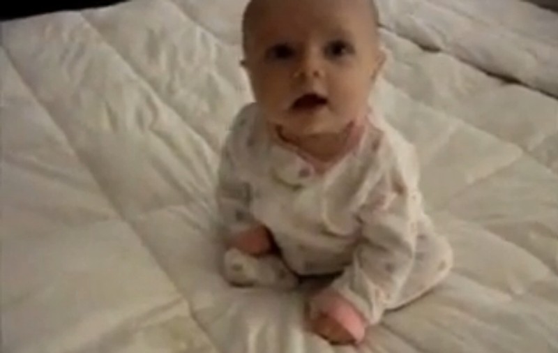 CEL MAI DULCE BEBE învaţă să stea în fund! Crezi că reuşeşte? | VIDEO AMUZANT