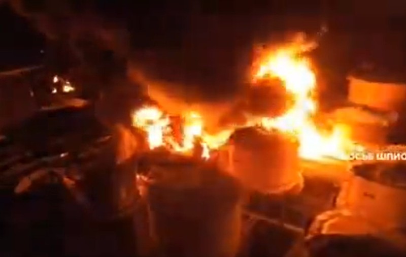 Rusia evacuează populația de lângă cel mai mare terminal petrolier din Crimeea după ce a scăpat flăcările de sub control | VIDEO