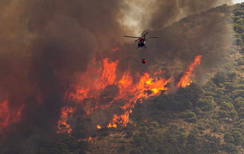 Incendiile de vegetație se extind în sudul Europei în plin val de caniculă. Oamenii din zonele afectate vorbesc despre imagini „post-apocaliptice”