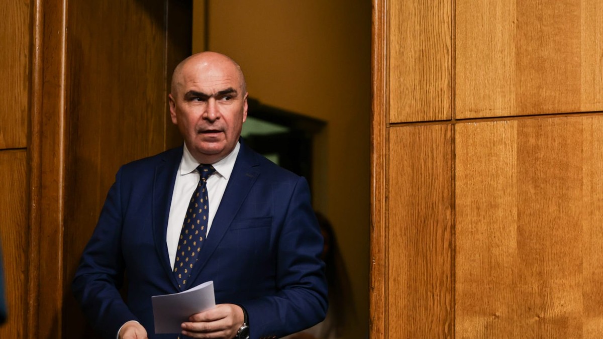 Ilie Bolojan având în mâna stângă un document