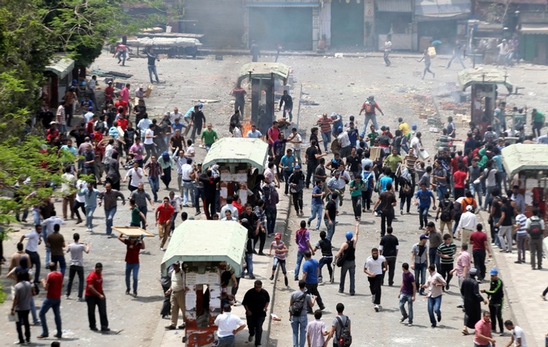Haos pe străzile din Cairo. Manifestanții egipteni s-au luat la bătaie cu polițiștii