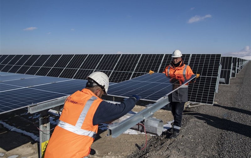 Compania germană AE SOLAR va produce panouri solare. Ar fi una dintre cele mai mari investiții anunțate în ultimii ani în România