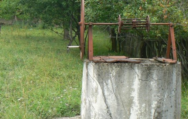 O mamă și copilul ei au murit după ce au căzut într-o fântână