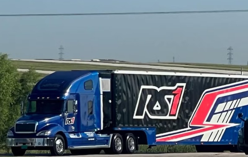 Hoții au furat un TIR care transporta patru mașini de curse Porsche, în valoare de 1,5 milioane de dolari, în Florida