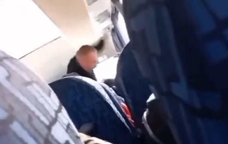 Şoferul de microbuz din Bacău care a lovit cu pumnii o femeie pe motiv că aceasta nu s-a așezat pe scaun, cercetat sub control judiciar