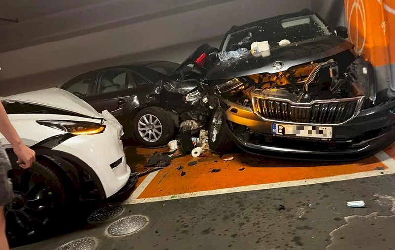 O șoferiță a încurcat pedalele în parcarea subterană de la Sun Plaza și a lovit mai multe mașini. Doi copii au fost răniți
