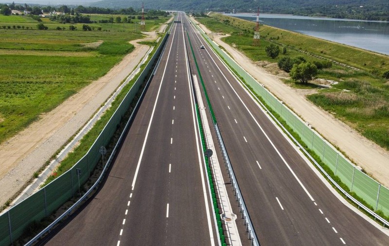 Imagini de la deschiderea noului tronson din Autostrada A1 Sibiu - Pitești: circulația se deschide de astăzi