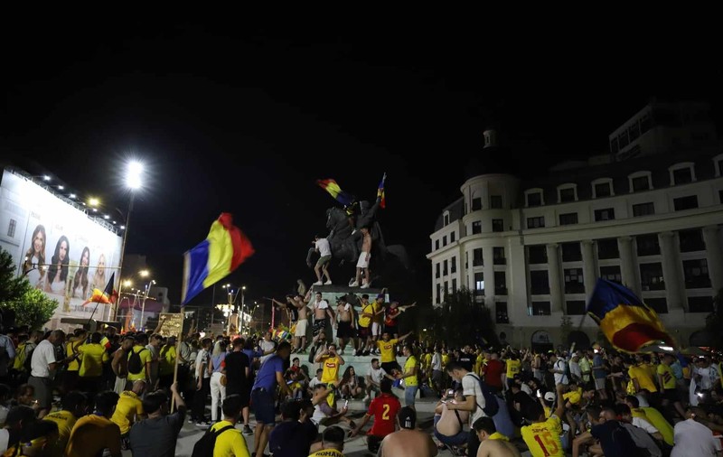 Sărbătoare și la București! Atmosferă incendiară în Piața Universității după ce tricolorii s-au calificat în optimi la Euro 2024
