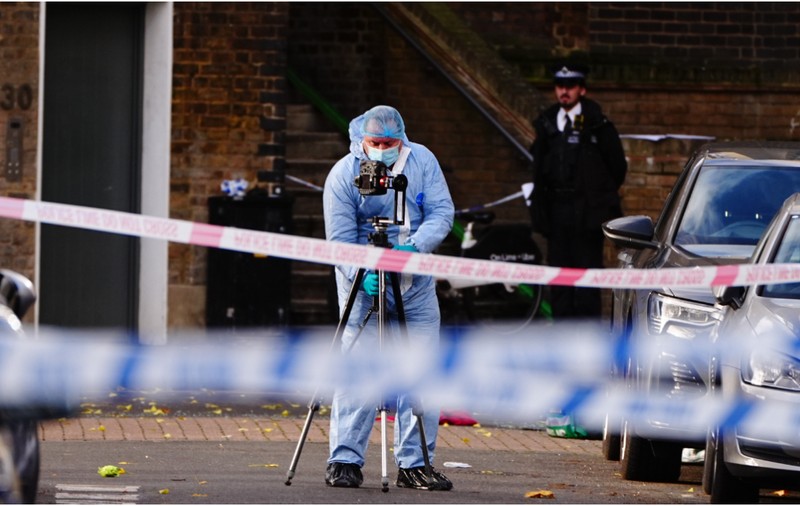 Atac armat în Londra. O fetiță de 8 ani și tatăl ei au fost grav răniți, după ce un tânăr a tras focuri de armă din mașină
