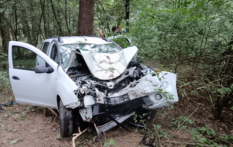 Mașină căzută în prăpastie, în Pasul Cașin din Harghita: un mort și patru răniți. Cum a avut loc accidentul