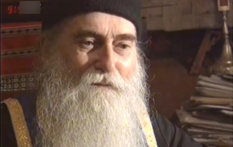SFÂNTA MARIE MARE | LUMINĂ MIRACULOASĂ LA MORMÂNTUL PĂRINTELUI ARSENIE PAPACIOC! Credincioşii spun că acesta LE TRIMITE SEMNE | FOTO ÎN ARTICOL