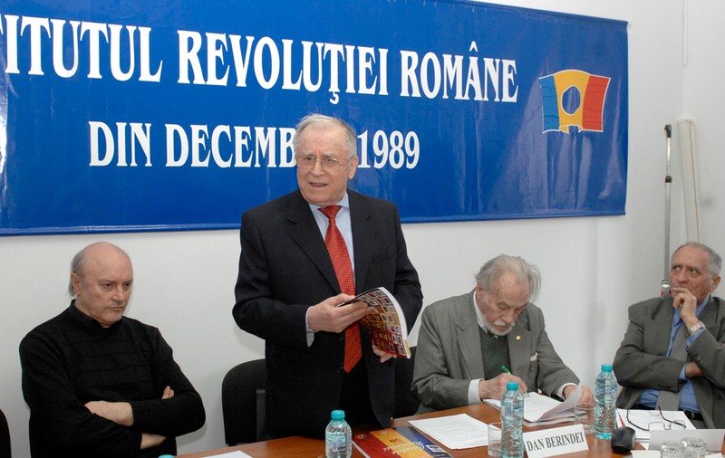 Senatul a votat pentru desființarea Institutului Revoluției Române, condus de Ion Iliescu