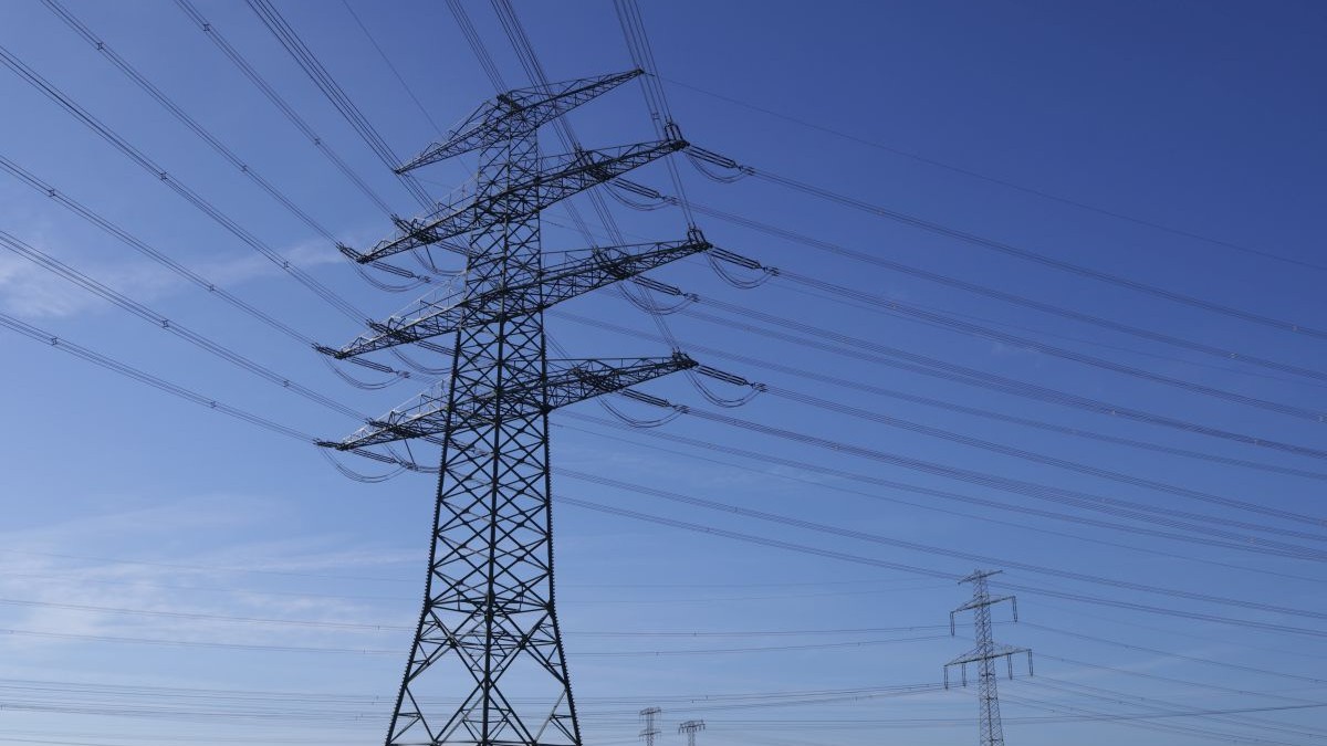 Stâlpi de transmisie a energiei electrice se în apropiere de Berlin, Germania, pe 11 aprilie 2024