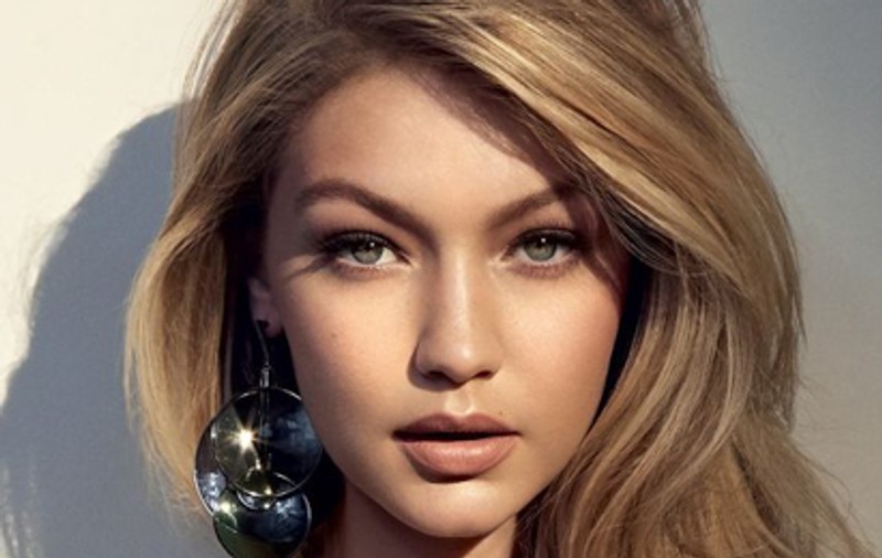 Gigi Hadid apare pe coperta primului număr al revistei Vogue Arabia