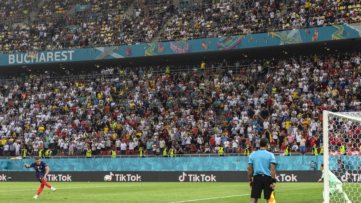 Mbappe ratează ultima lovitură de departajare și trimite Elveția în sferturile de finală ale EURO 2020. Foto: EPA