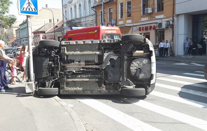 FOTO | Accident spectaculos în centrul Sibiului. Două mașini s-au tamponat, iar una s-a răsturnat. Doi copii, printre răniți