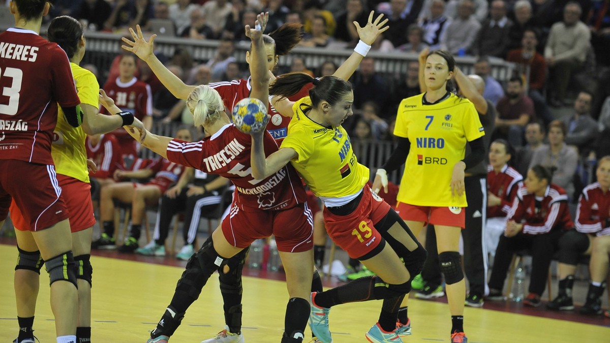 Meciul de handbal feminin dintre România (tricou galben) și Ungaria (tricou roșu), din finalele Trofeului Carpați, disputat în Sala Polivalentă din Cluj-Napoca, duminică 27 noiembrie 2016. (FOTO: HEPTA)
