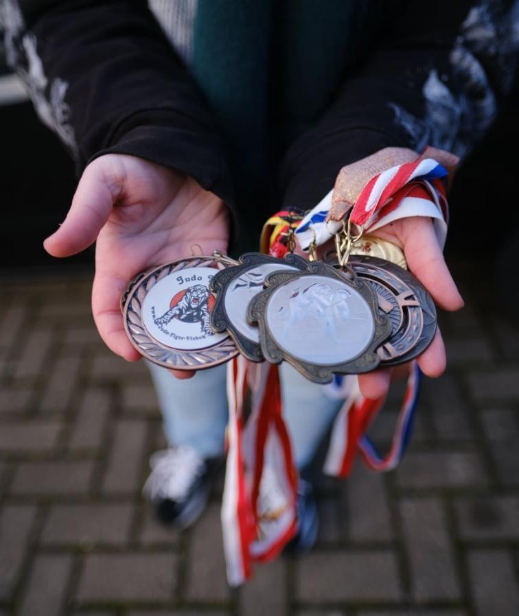 Jaqueline Tessarek prezintă medaliile cucerite ca judoka FOTO: Bild