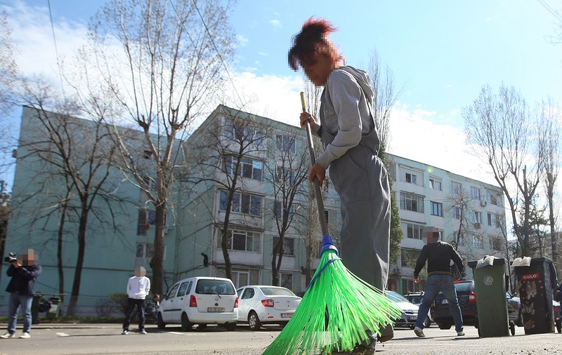 La curățat spațiile verzi din Sectorul 2, fără mănuși și măști. Patronul firmei, insulte îngrozitoare la adresa jurnalistei Libertatea: „Te f**e grija de contract?”