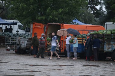 Din cauza ploii, au fost puțini clienți în piața angro din Dăbuleni