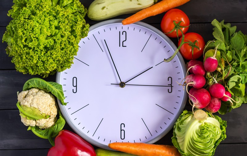 Cum să te adaptezi la ora de vară 2025. Ce alimente să eviți