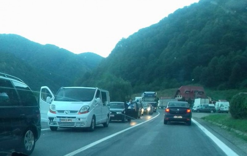 Traficul pe centura Călimăneşti, reluat după două zile. Circulaţia a fost oprită din cauza căderilor de pietre de pe versanţi