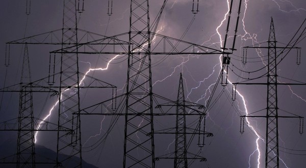 fulgere-furtuna-stalpi-energie-electrica