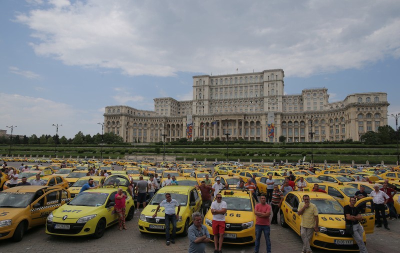 Povestea dezinformării la adresa taximetriștilor continuă! Cine e falsul taximetrist care se revolta la adresa „bulangiilor” cu trotinetele electrice