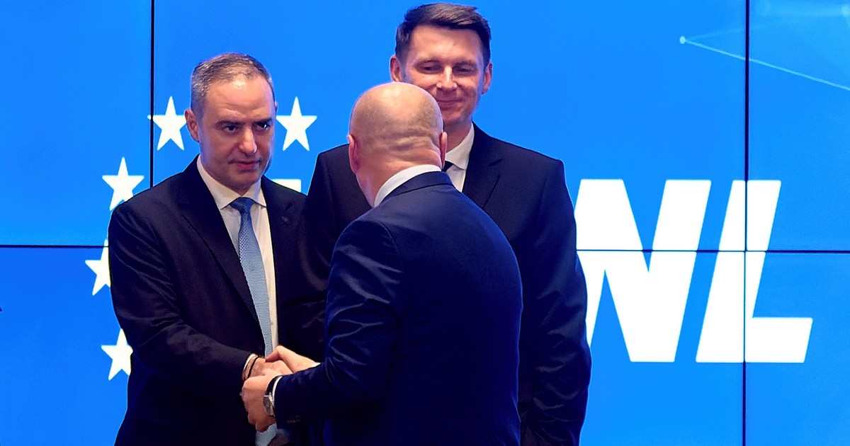 Premierul Ilie Bolojan, ministrul Finanțelor Alexandru Nazare și președintele Senatului Mircea Abrudean cu sigla PNL ]n spate