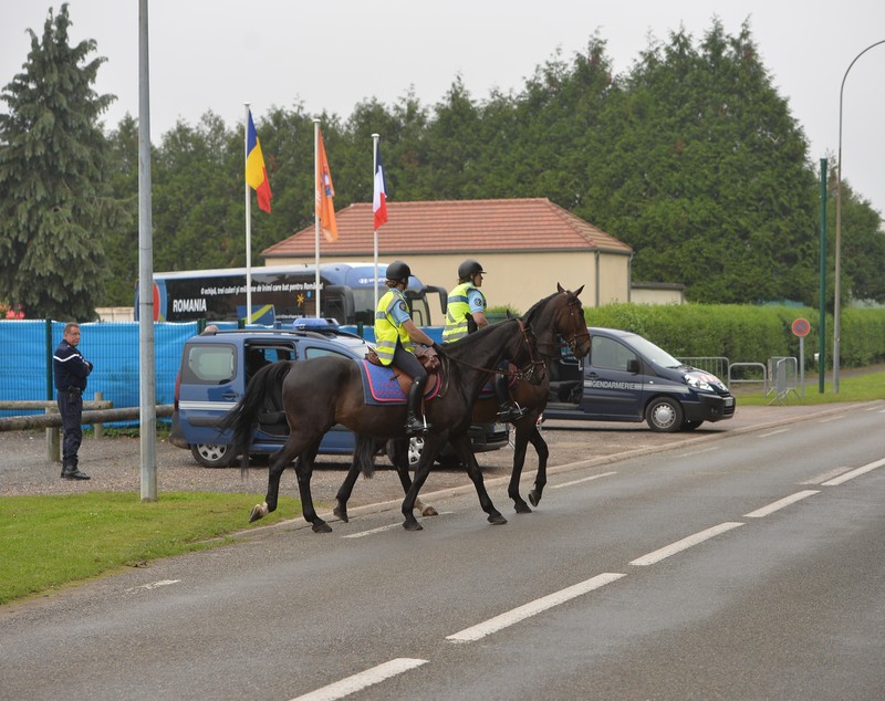 Euro 2016. Tricolorii au făcut în această dimineață primul antrenament cu porțile închise, păziți de jandarmi înarmați / FOTO și VIDEO