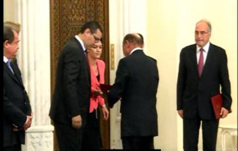 Ce I-A ŞOPTIT Băsescu lui Ponta la ureche când i-a dat "mapa secretă" şi a acoperit microfonul