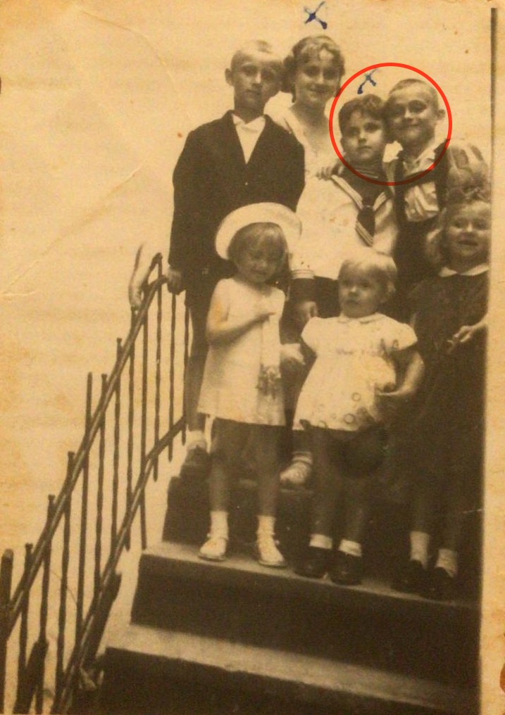 Marcel Aronovici (purtând o uniformă de marinar) lângă prietenul lui, Nony Olaru (dreapta sus, într-o salopetă). Fotografia a fost făcută în 25.10.1960, în curtea din Iași unde locuiau familiile băieților, de către Buium, tatăl lui Marcel.&nbsp;